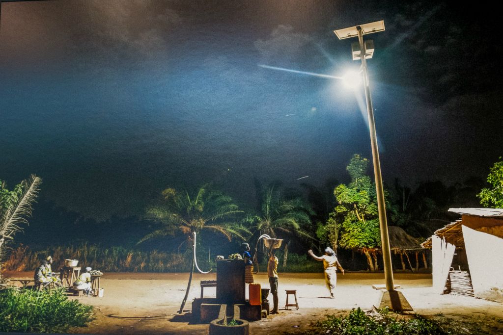 Au Bénin en 2017 : grâce à un panneau solaire installé à côté d'une pompe, les villageois peuvent s'pprovisionner en eau